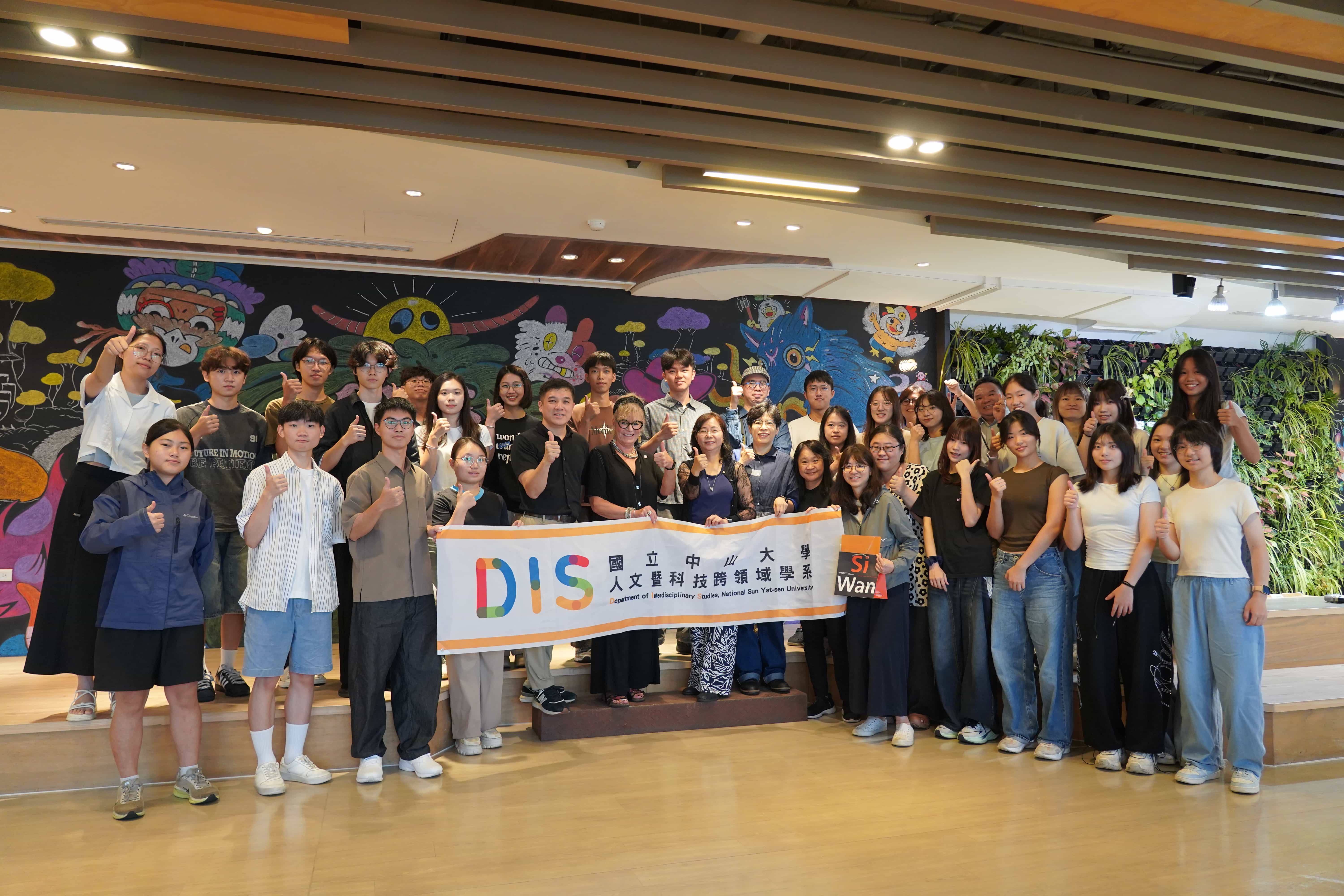 跨域整合新里程！中山大學人科系升格 攜手新生繪製「跨領域小怪獸」共融壁畫